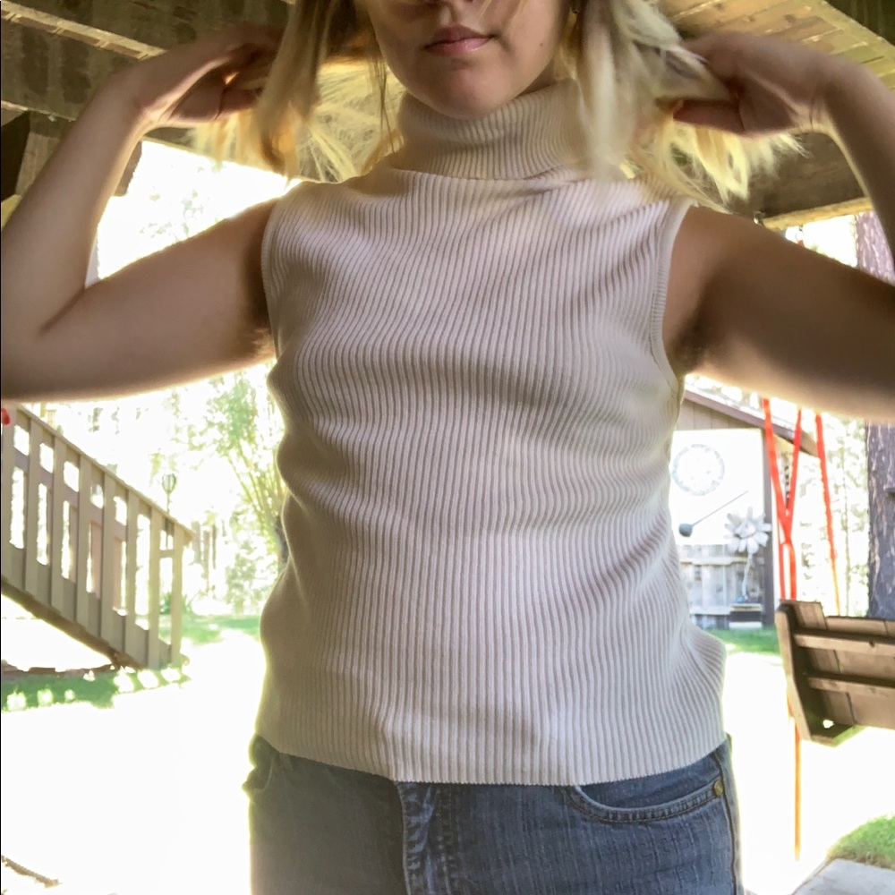 Sleeveless turtleneck